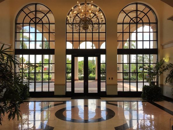 Regions Bank Building: 4851 Tamiami Trail N, Naples, FL 34103